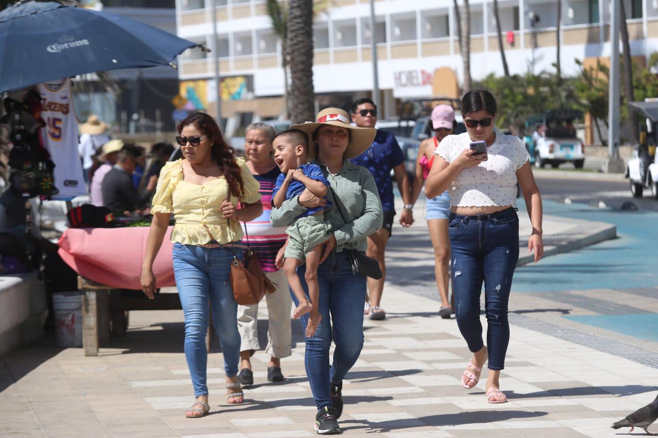 $!Se llenan playas de Mazatlán con los primeros vacacionistas