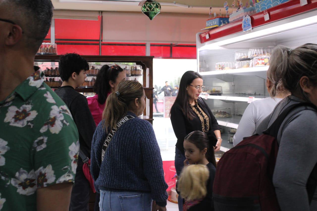 $!Familias culiacanenses compran y disfrutan roscas del Día de Reyes