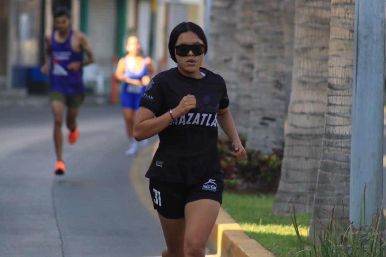 $!Corren por el Malecón en apoyo al deporte adaptado