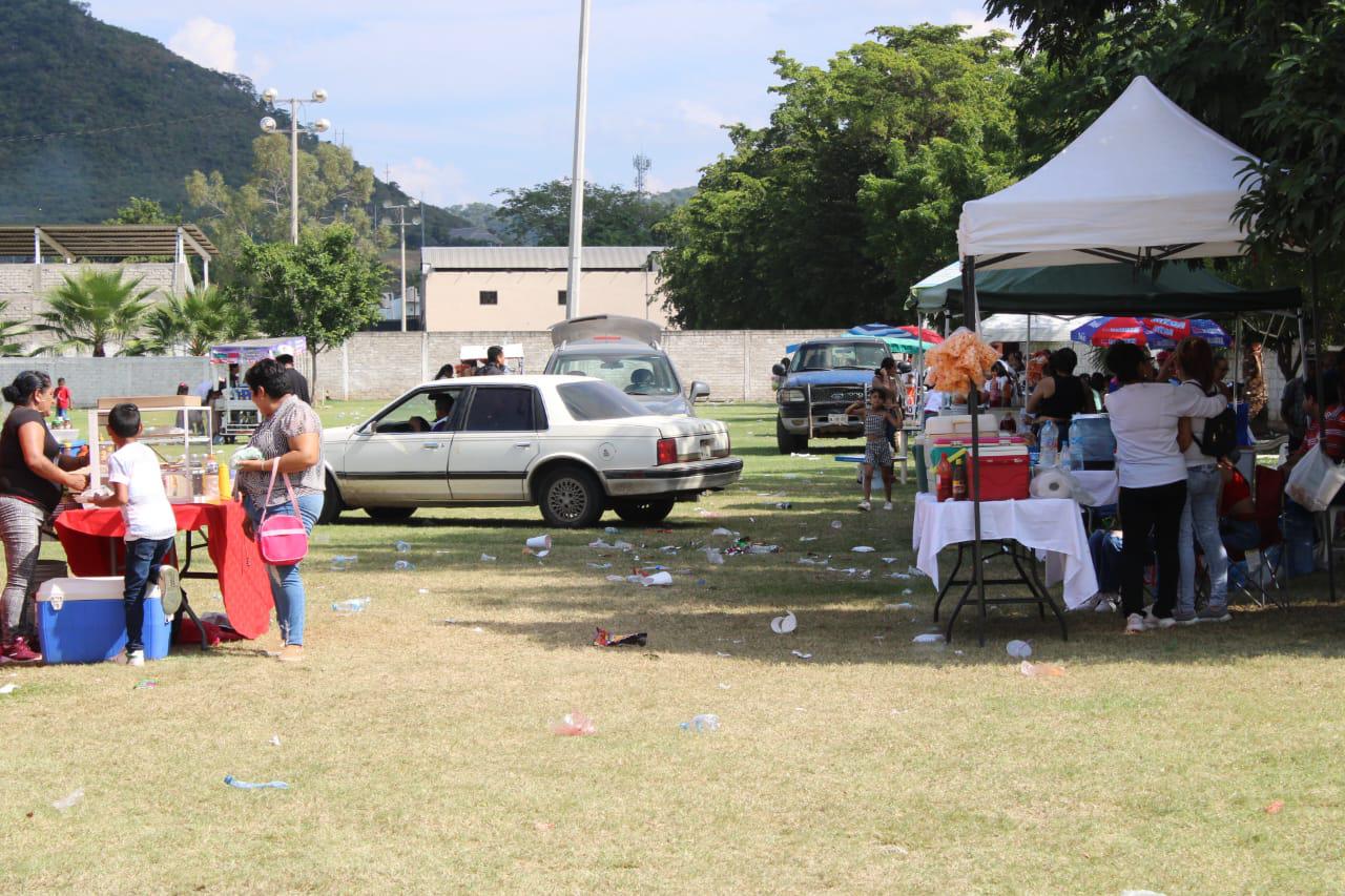 $!Recogen alrededor de una tonelada de basura tras desfile, en Rosario