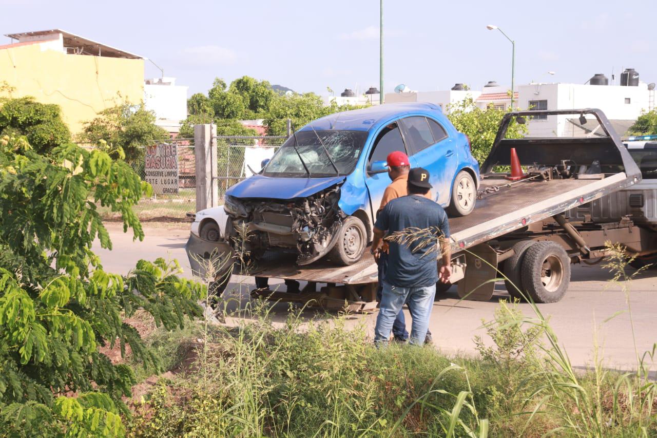 $!Auto cae a canal pluvial del fraccionamiento San Fernando en Mazatlán