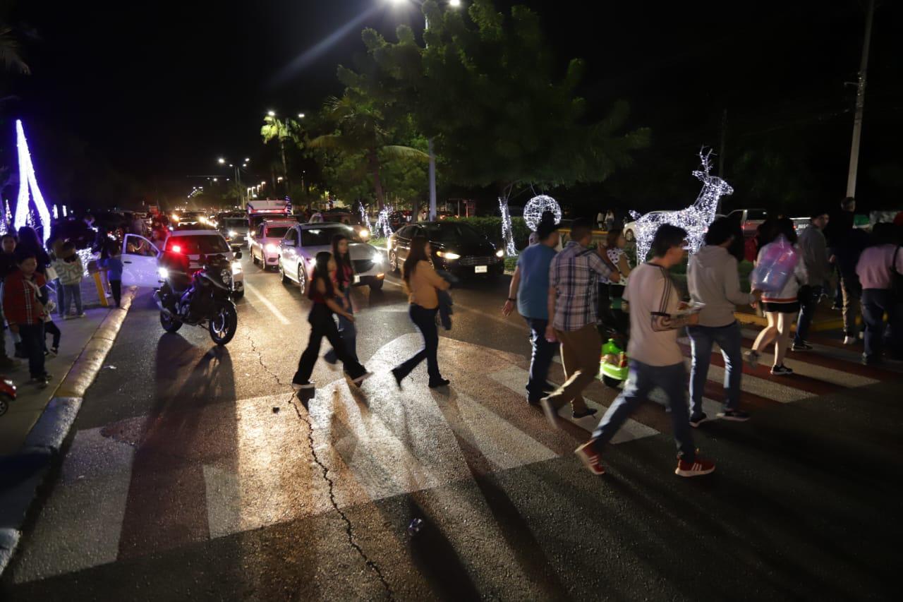 $!Disfrutan centenares de personas de la Villa Navideña, en Mazatlán, este miércoles