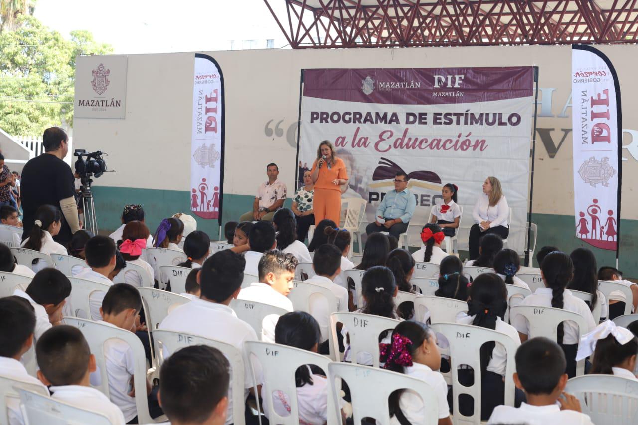 $!Entregan becas del Programa de Estímulos a la Educación Básica, en Mazatlán