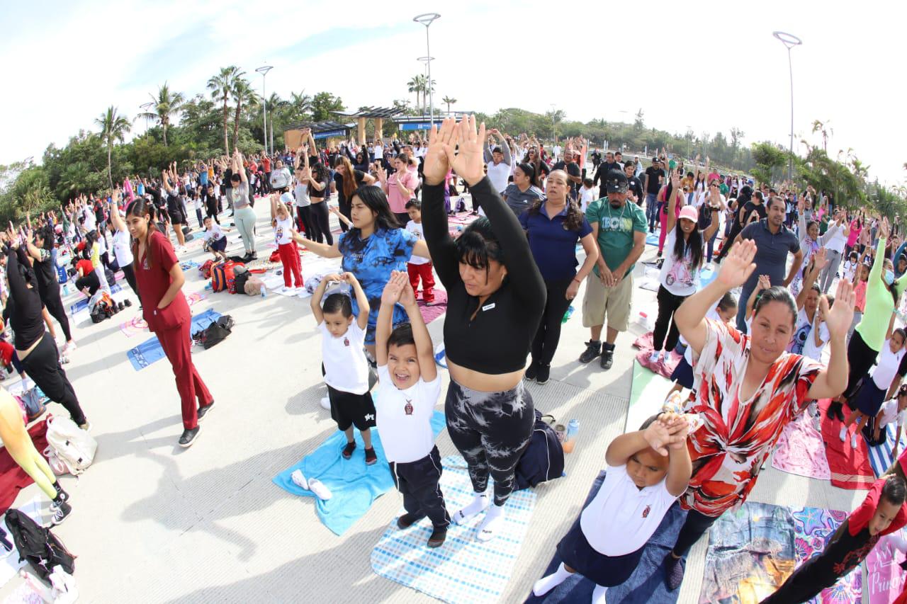 $!Pequeñines de preescolar practican yoga de manera masiva