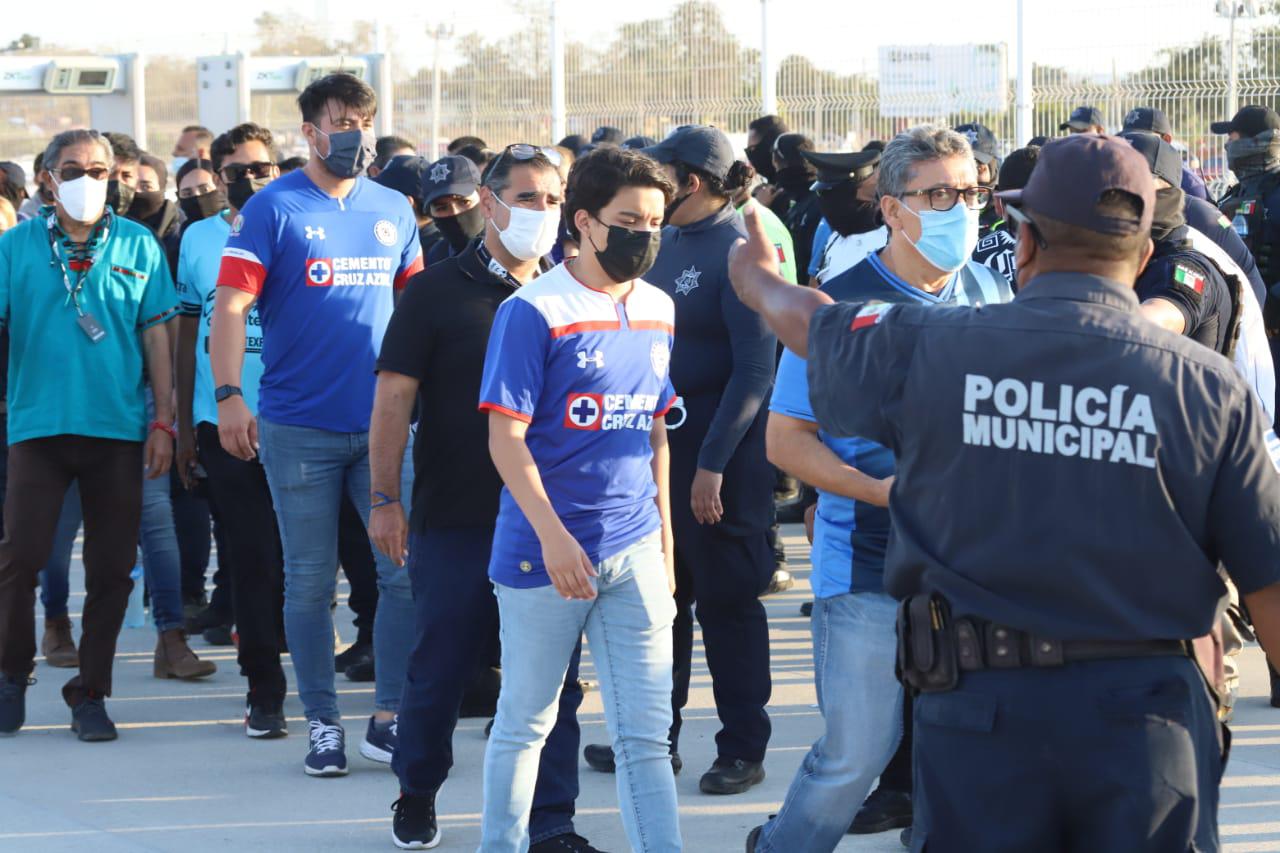 $!Aficionados de La Máquina pintan de azul el estadio Kraken