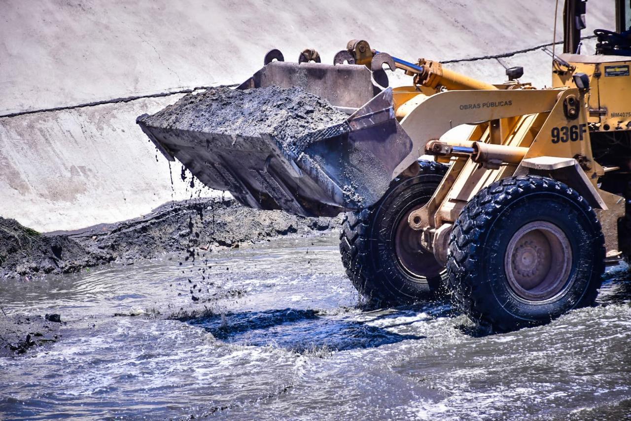 $!Para evitar inundaciones, limpian canales de Mazatlán