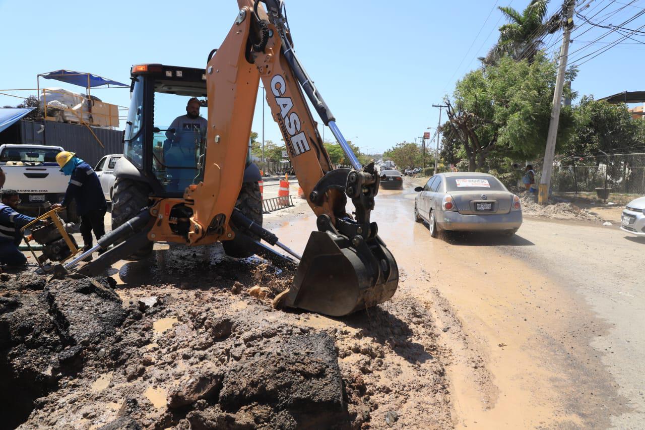 $!Perforación para el Paso Superior Múnich provoca fuga de agua en Mazatlán