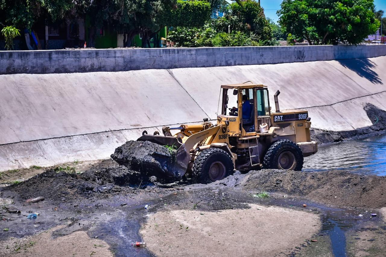 $!Para evitar inundaciones, limpian canales de Mazatlán