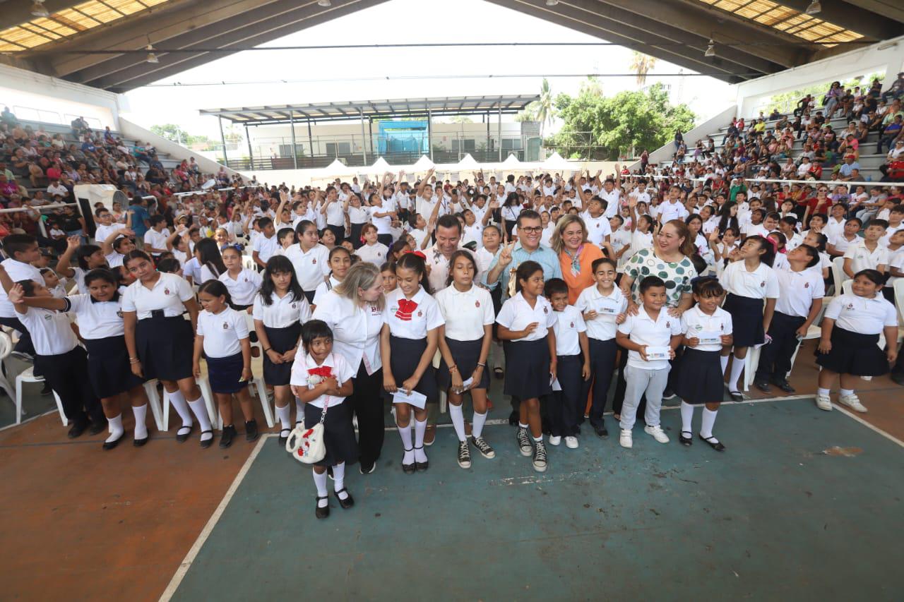 $!Entregan becas del Programa de Estímulos a la Educación Básica, en Mazatlán