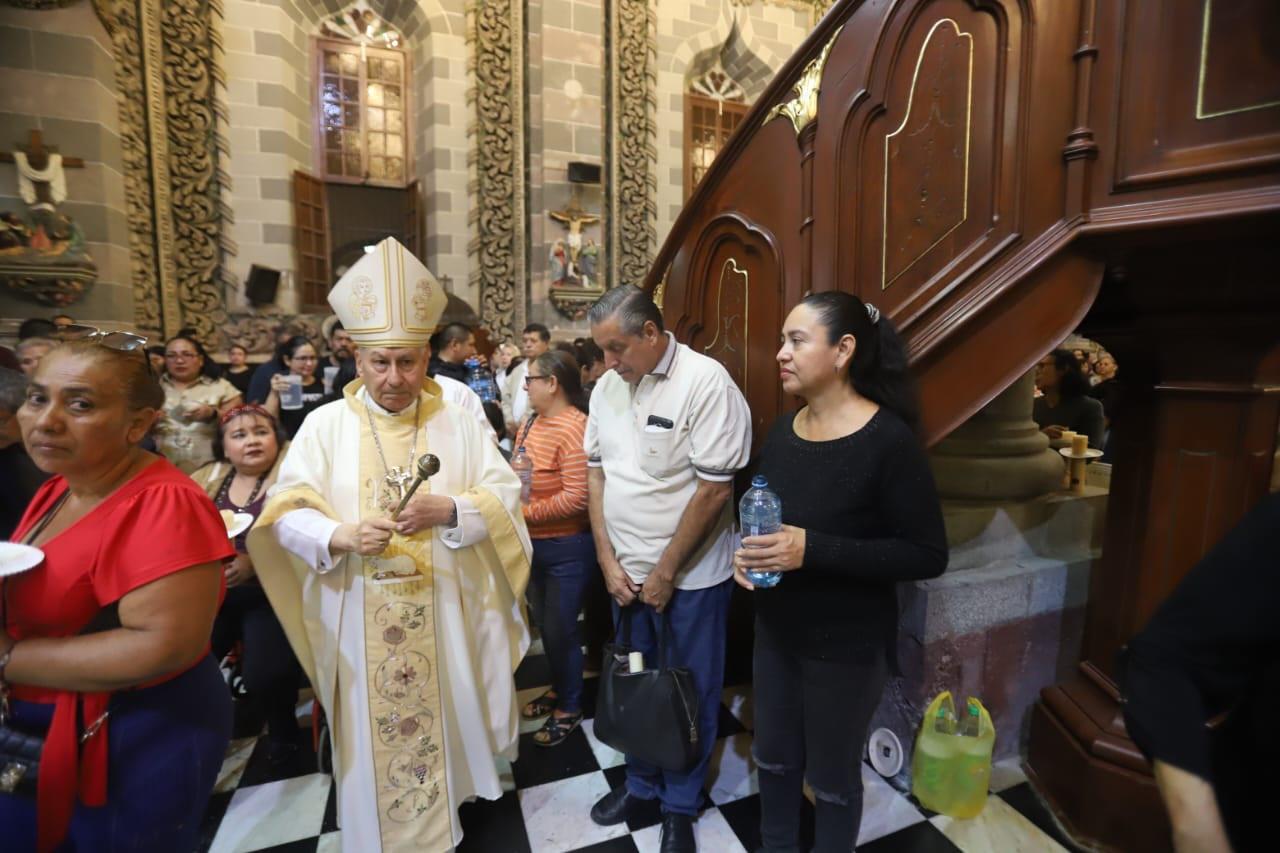 $!Celebran Resurrección de Jesucristo; encienden cirios y bendicen agua en Catedral de Mazatlán