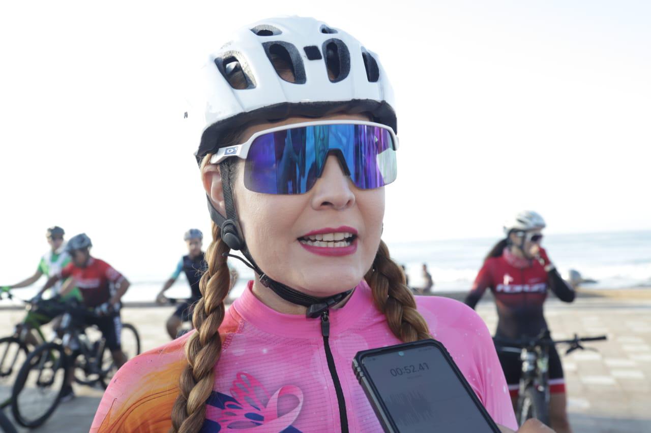 $!Fridas en Bici celebra la Rodada Rosa por el malecón para concientizar sobre el cáncer de mama