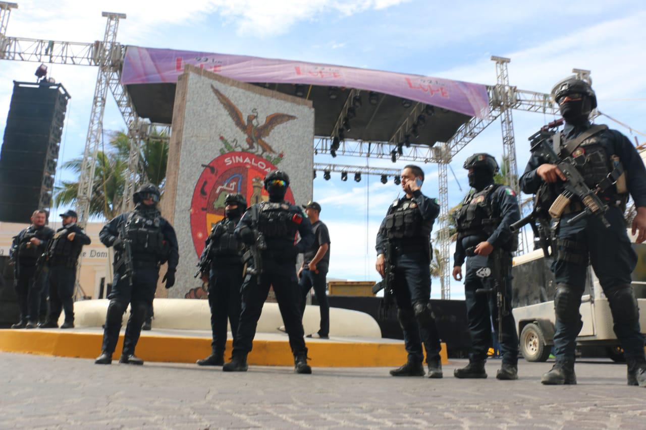 $!Retiran puntas, cristales y trozos de madera en el tradicional barrido por Olas Altas en Carnaval