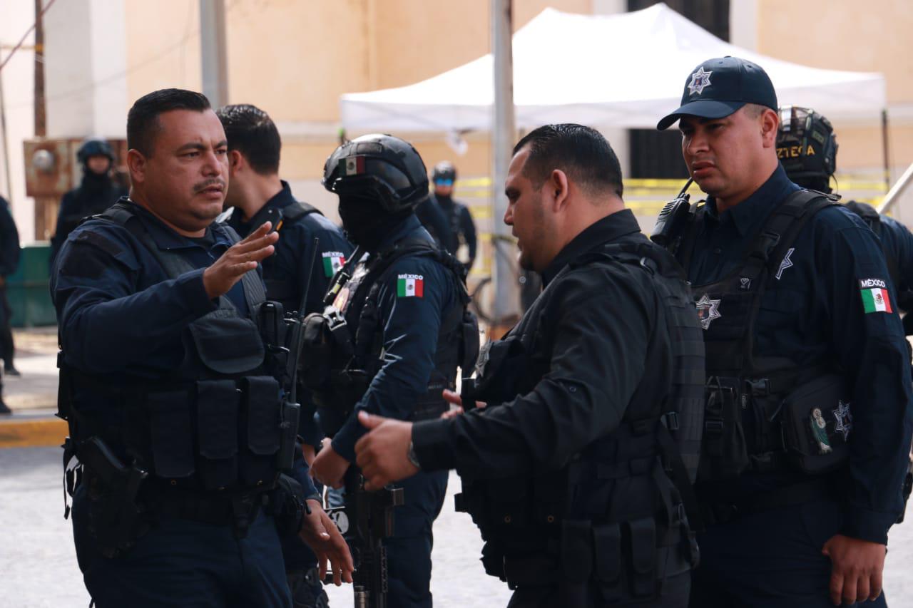 $!Retiran puntas, cristales y trozos de madera en el tradicional barrido por Olas Altas en Carnaval