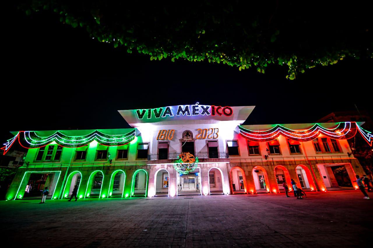 $!Iluminan Palacio de Mazatlán con los colores patrios