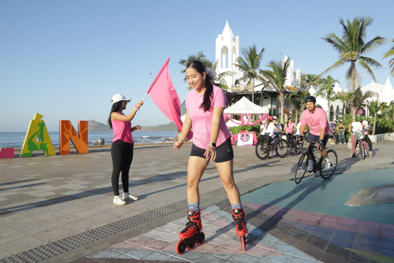 $!Fridas en Bici celebra la Rodada Rosa por el malecón para concientizar sobre el cáncer de mama