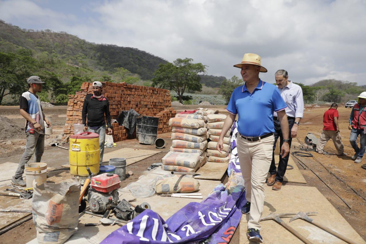 $!Nuevas viviendas para pobladores de presa Santa María van con buen avance: Quirino