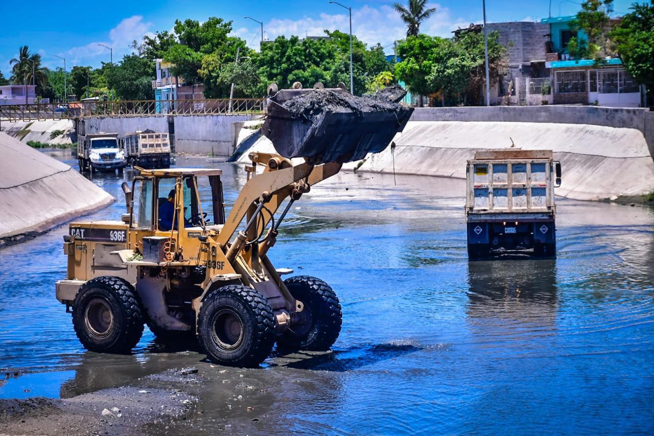 $!Para evitar inundaciones, limpian canales de Mazatlán