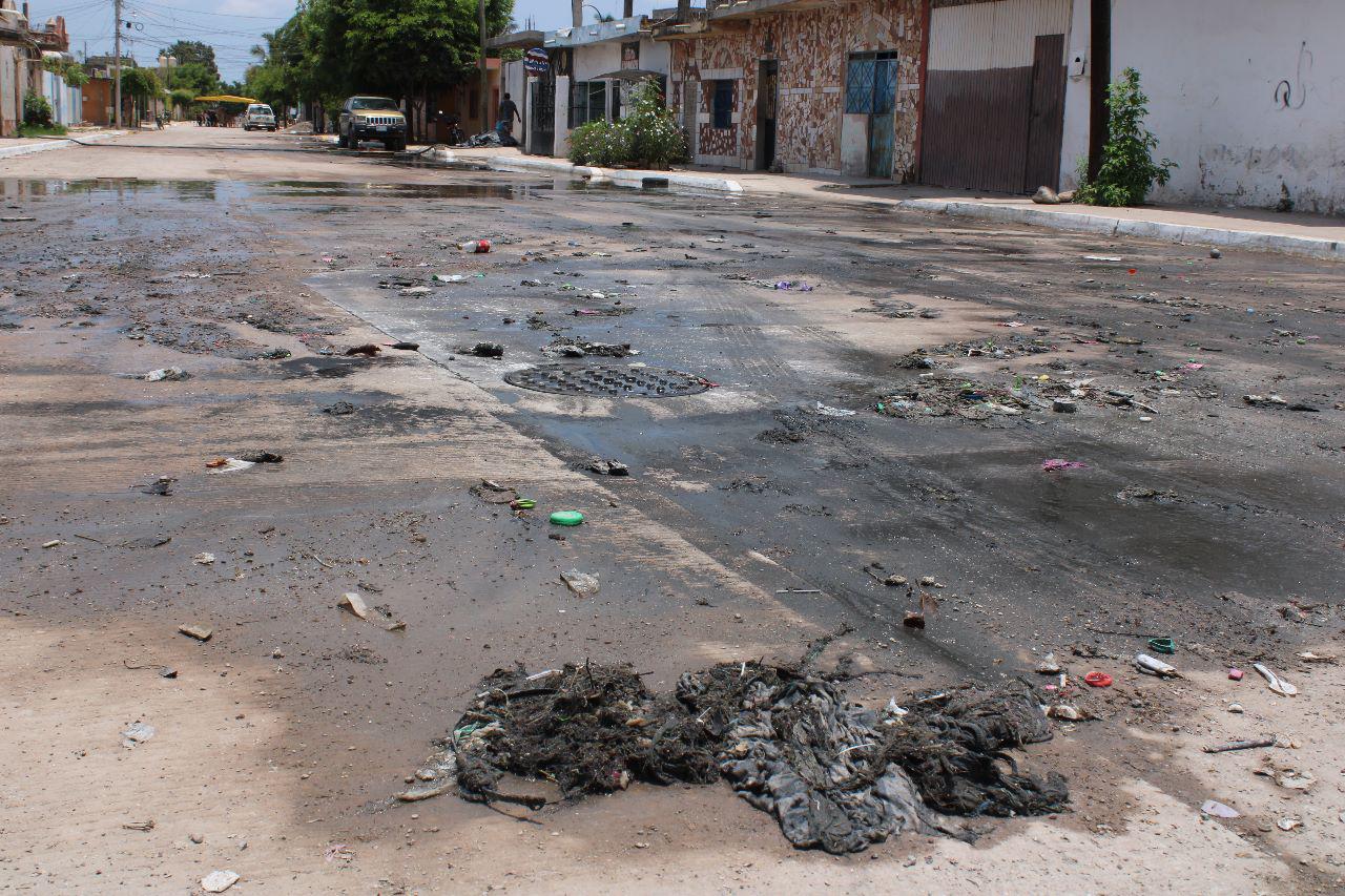 $!Rebosan aguas negras hasta en los patios de las casas de Escuinapa