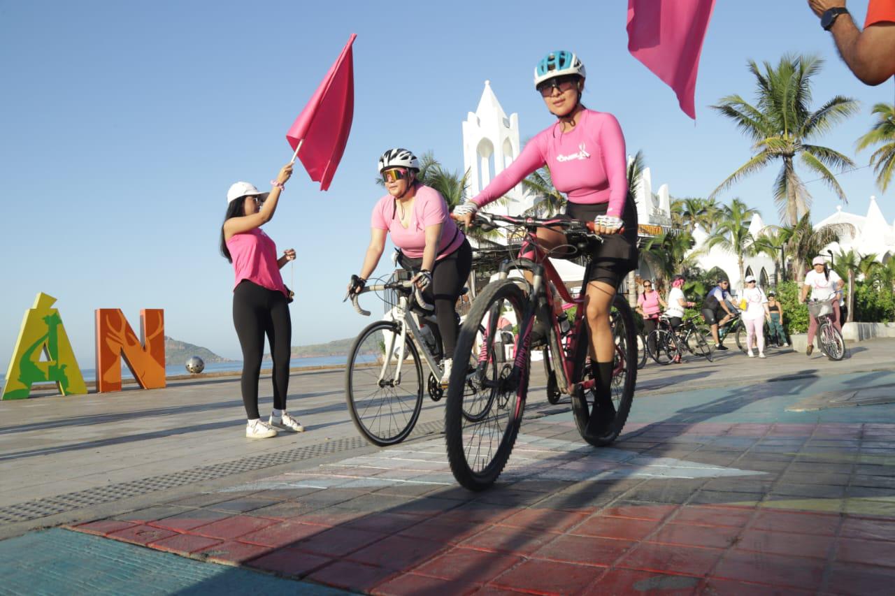 $!Fridas en Bici celebra la Rodada Rosa por el malecón para concientizar sobre el cáncer de mama