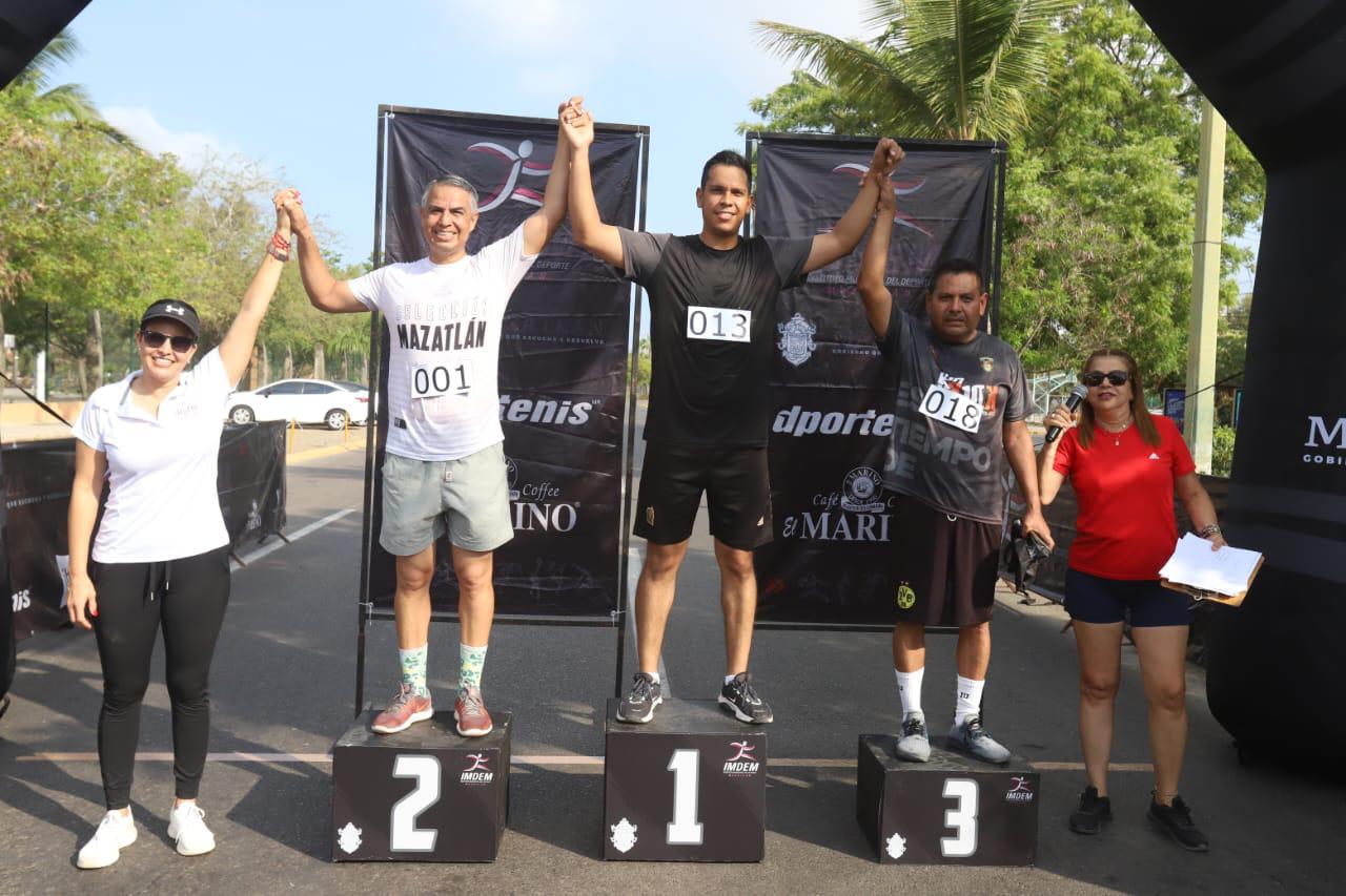 $!Festejan comunicadores Día de la Libertad de Expresión haciendo deporte