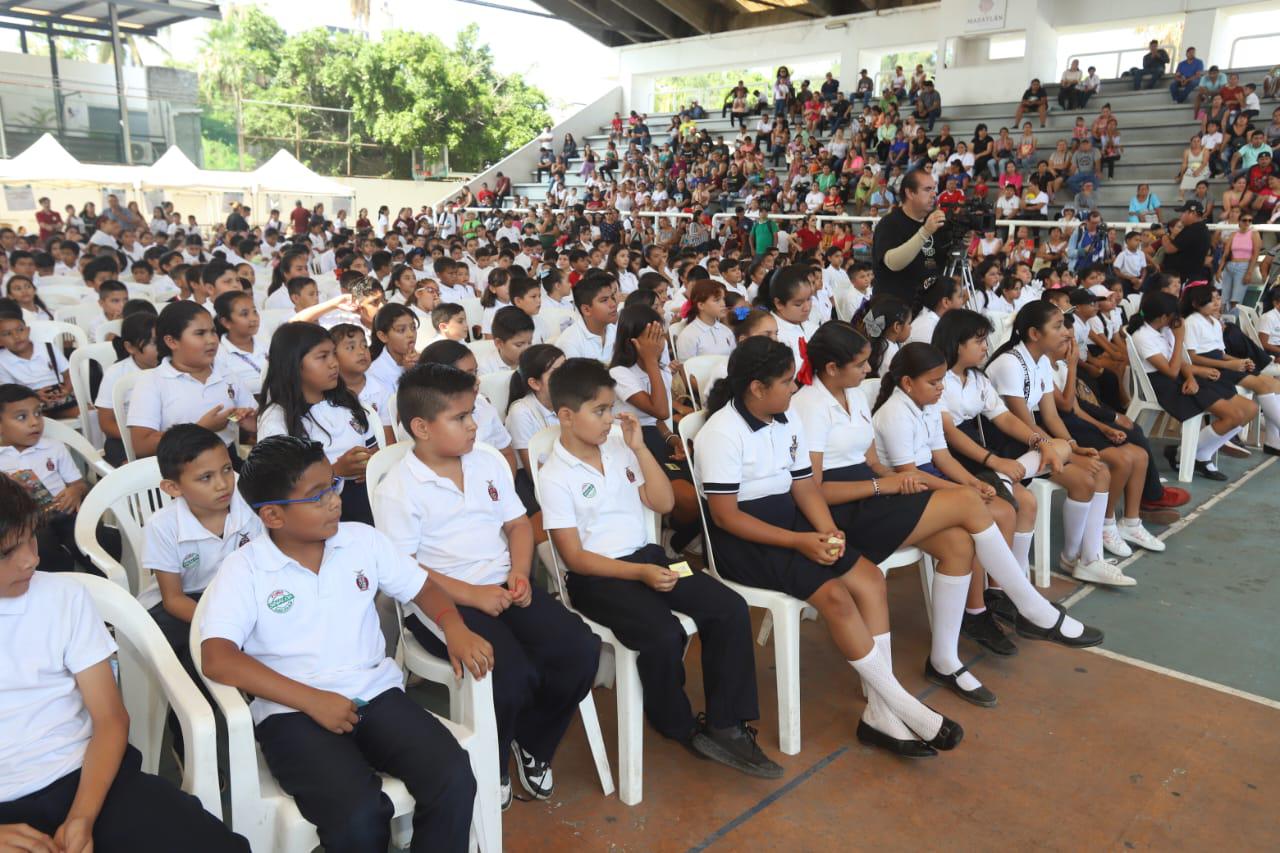 $!Entregan becas del Programa de Estímulos a la Educación Básica, en Mazatlán