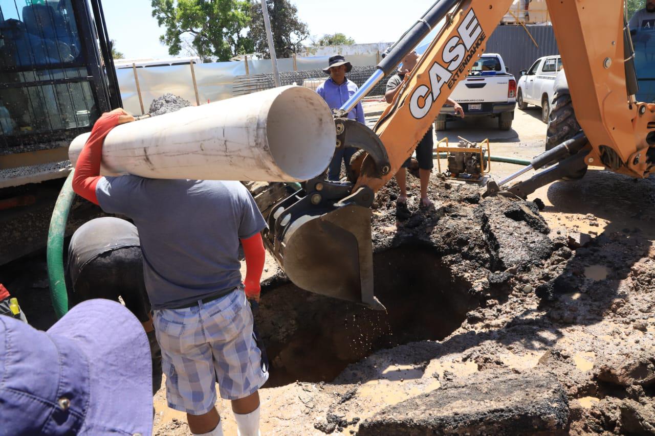 $!Perforación para el Paso Superior Múnich provoca fuga de agua en Mazatlán