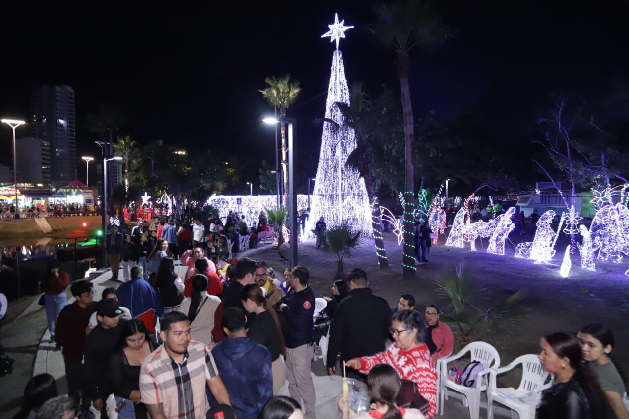 $!Disfrutan centenares de personas de la Villa Navideña, en Mazatlán, este miércoles