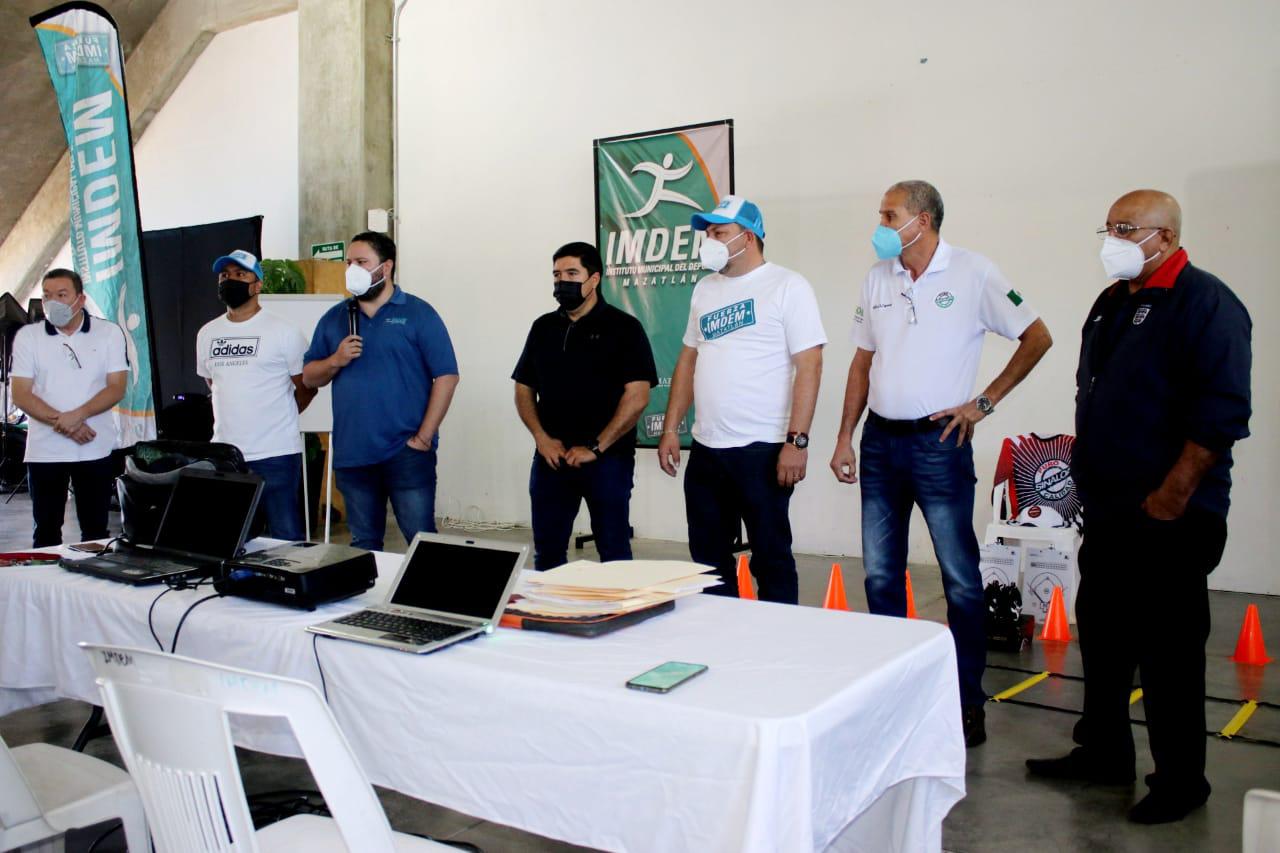 $!Capacita Isde a entrenadores de beisbol de Mazatlán