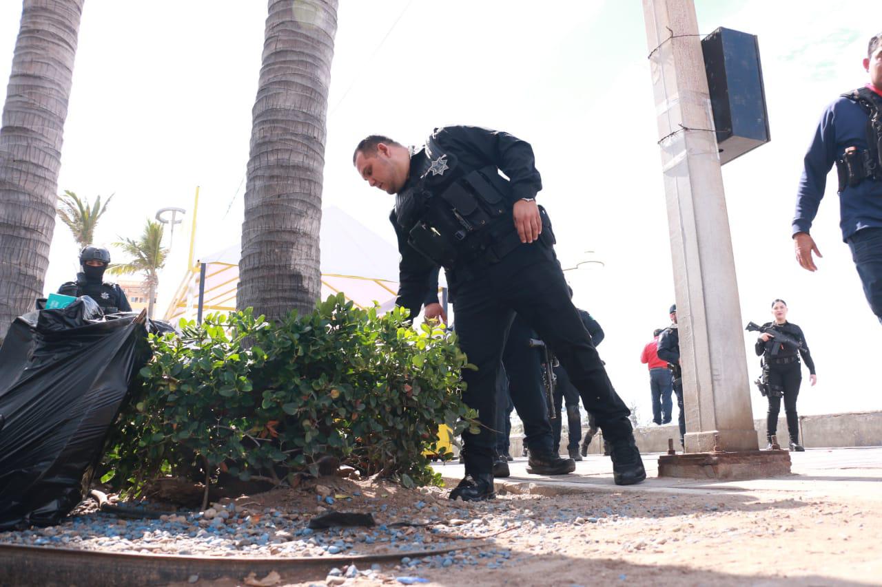 $!Retiran puntas, cristales y trozos de madera en el tradicional barrido por Olas Altas en Carnaval