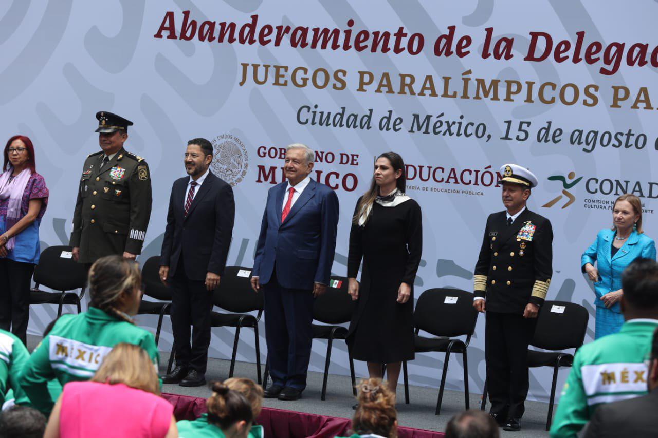 $!Respalda AMLO a Ana Guevara; le da ‘medalla de bronce’