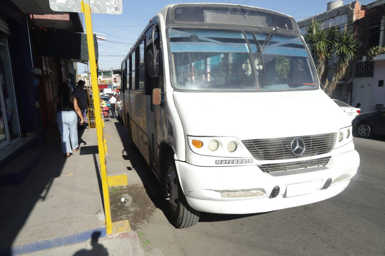 $!Choque de camioneta contra camión urbano deja dos lesionados graves en Mazatlán