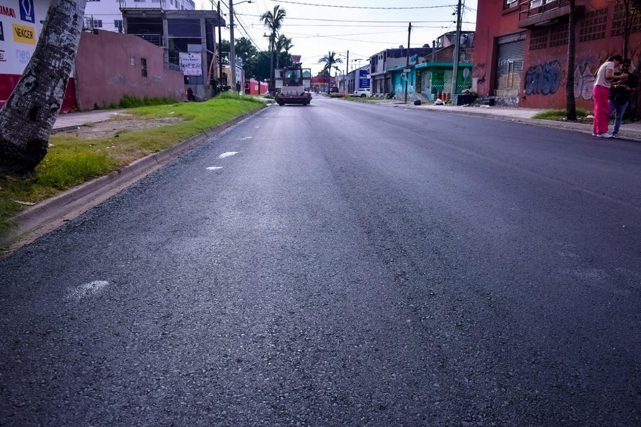 $!Funcionarios revisan los avances de reencarpetado en avenida Internacional, en Mazatlán