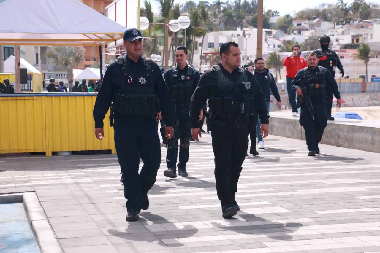 $!Retiran puntas, cristales y trozos de madera en el tradicional barrido por Olas Altas en Carnaval