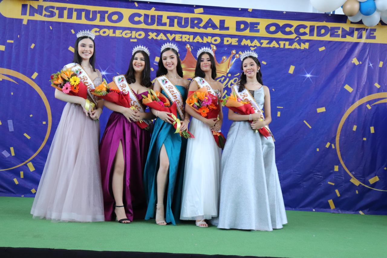 $!Las reinas de secundaria, Michelle Ibarra, Melina Félix, Regina Valencia, Valentina Tiznado y Melissa Gutiérrez con sus coronas, banda y ramo de flores.