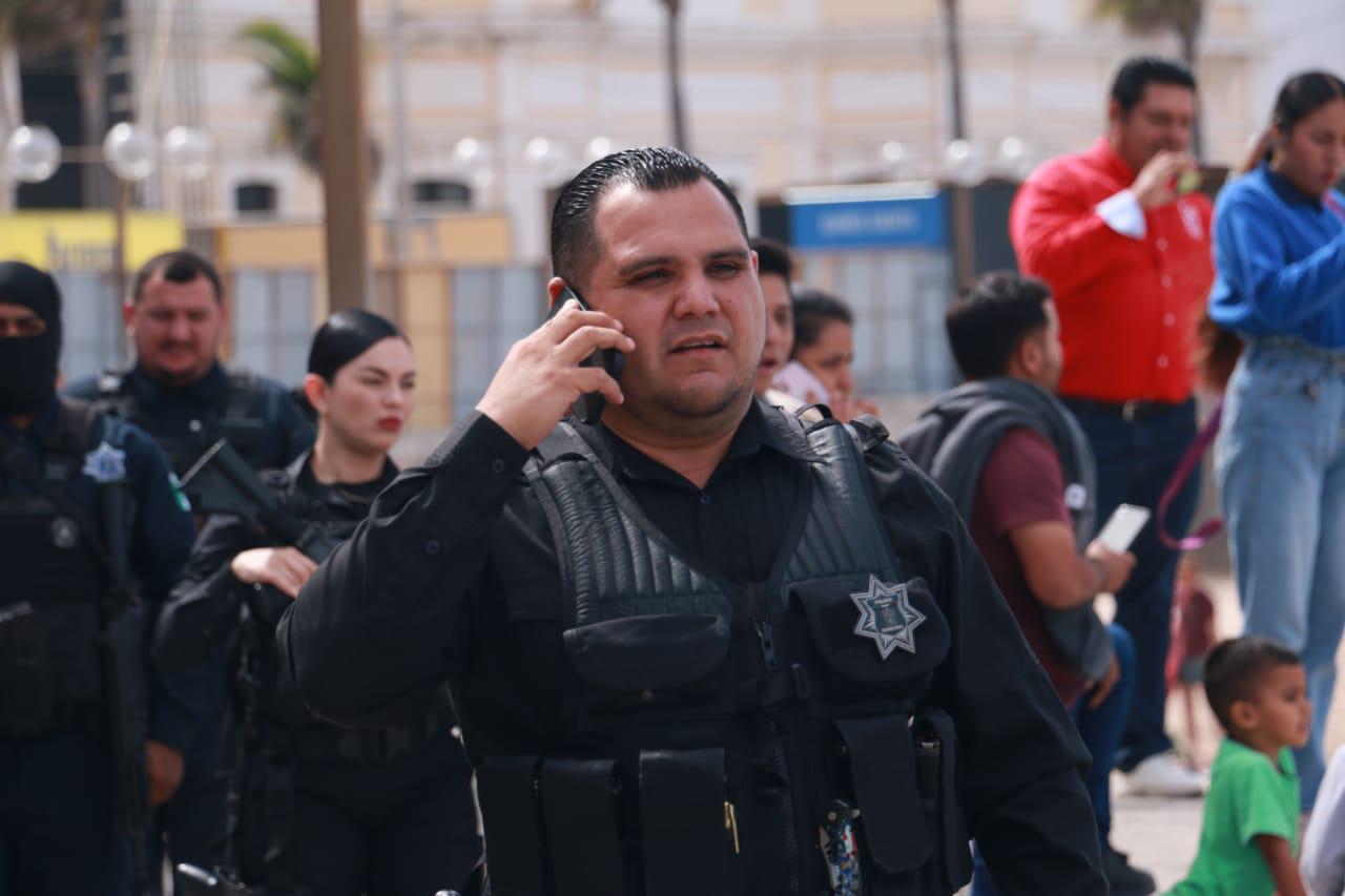 $!Retiran puntas, cristales y trozos de madera en el tradicional barrido por Olas Altas en Carnaval