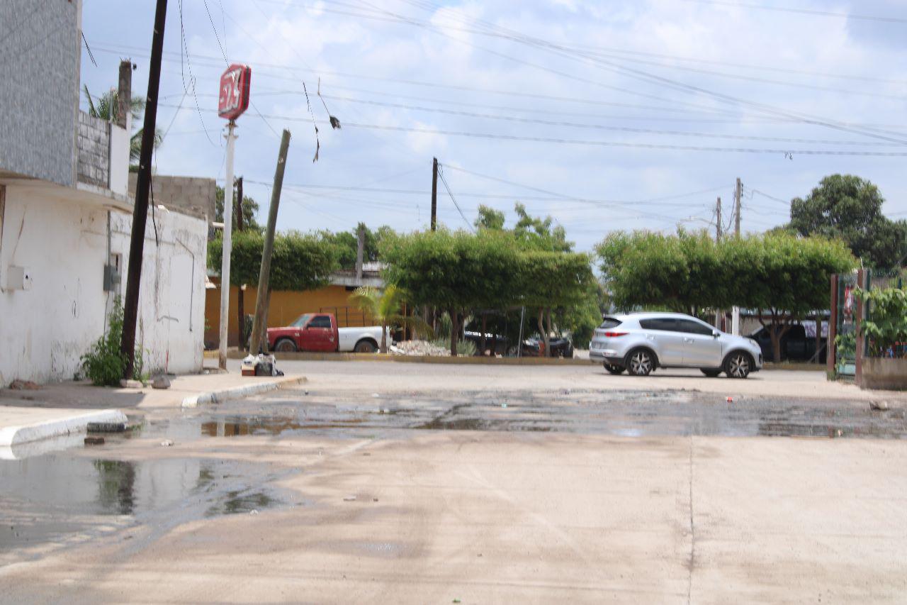 $!Rebosan aguas negras hasta en los patios de las casas de Escuinapa