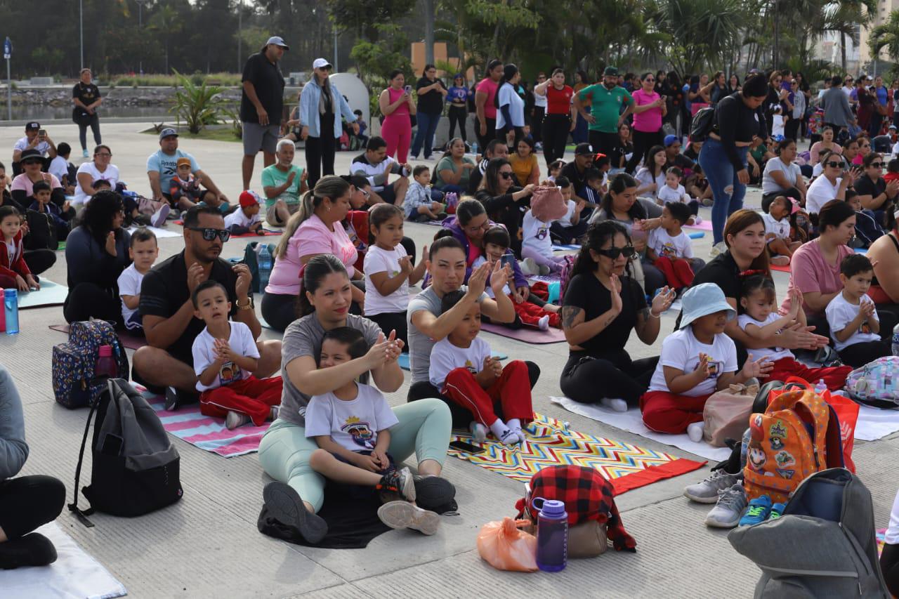 $!Pequeñines de preescolar practican yoga de manera masiva