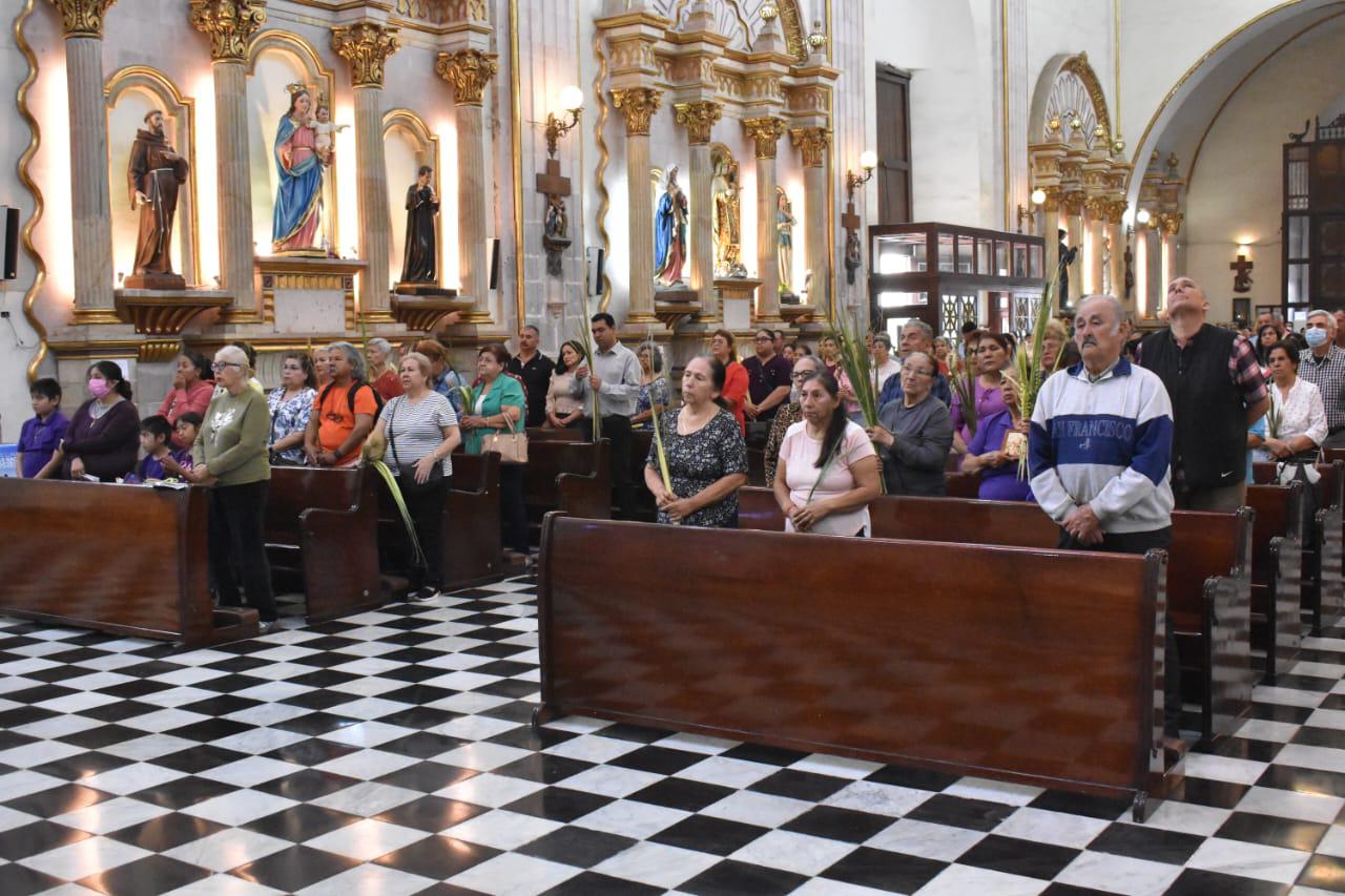 $!Fieles católicos acuden a bendecir sus palmas en la Catedral de Culiacán