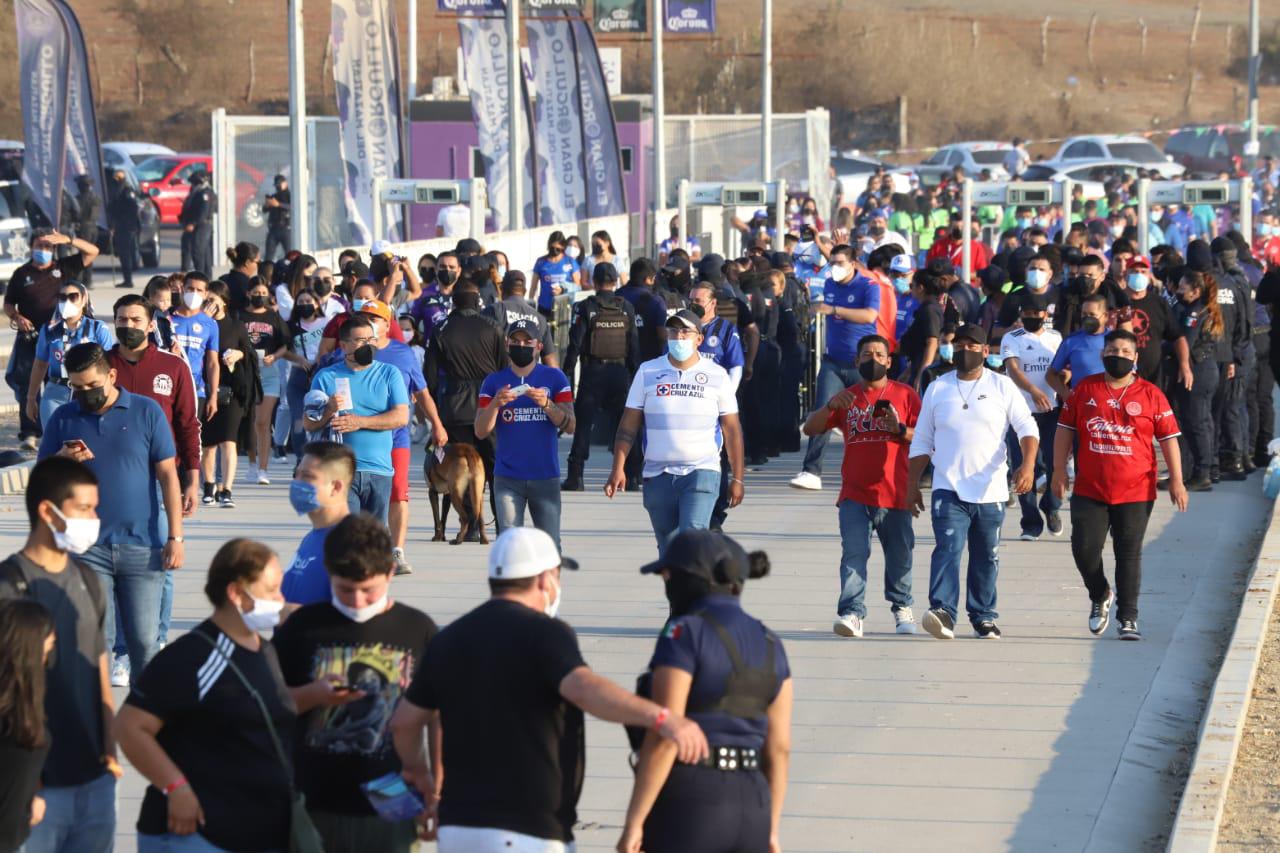 $!Aficionados de La Máquina pintan de azul el estadio Kraken