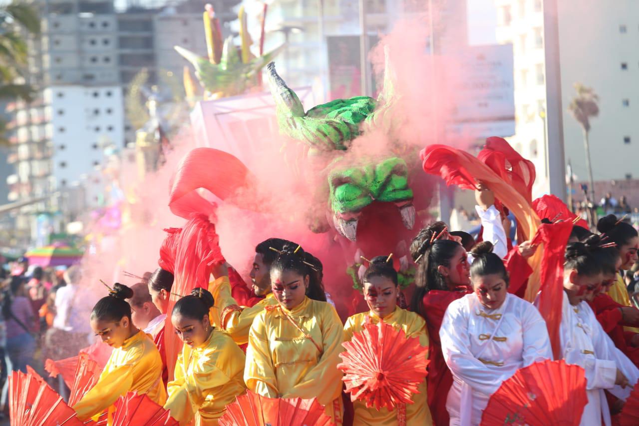 $!Disfrutan turistas y locales del segundo desfile del Carnaval de Mazatlán 2023