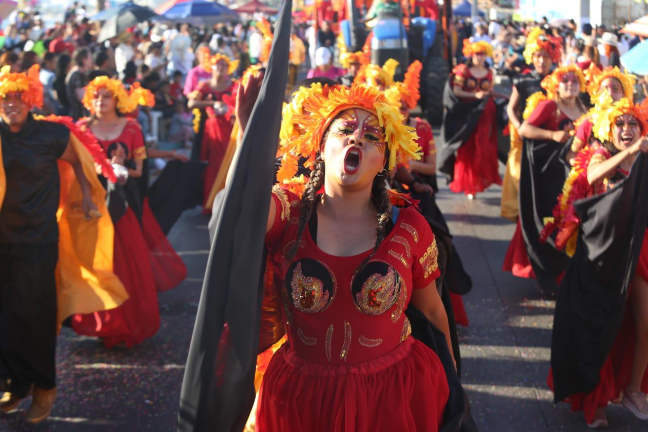 $!Disfrutan turistas y locales del segundo desfile del Carnaval de Mazatlán 2023