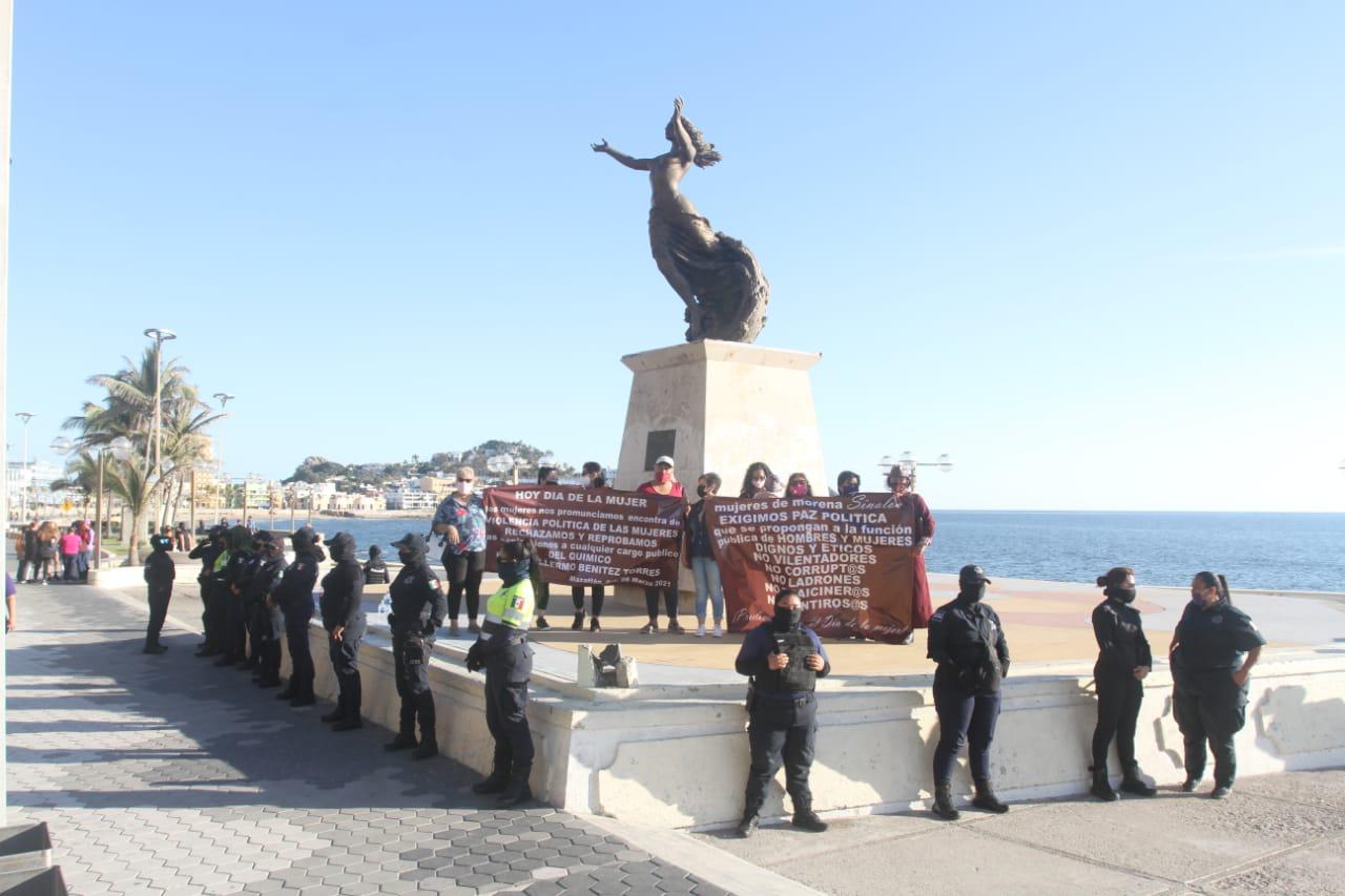 $!Agentes policiacos resguardaron los monumentos