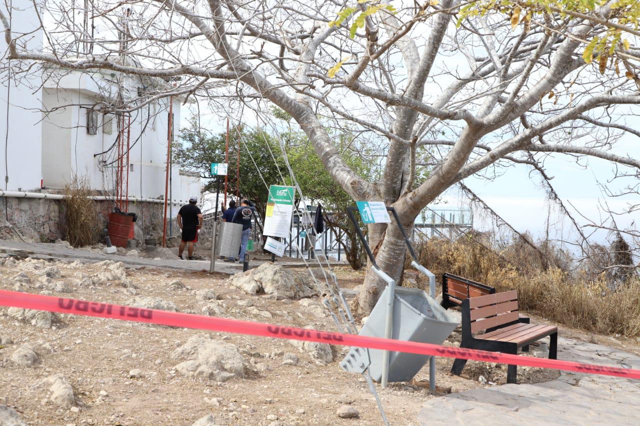 $!Dan mantenimiento al mirador de cristal del faro de Mazatlán