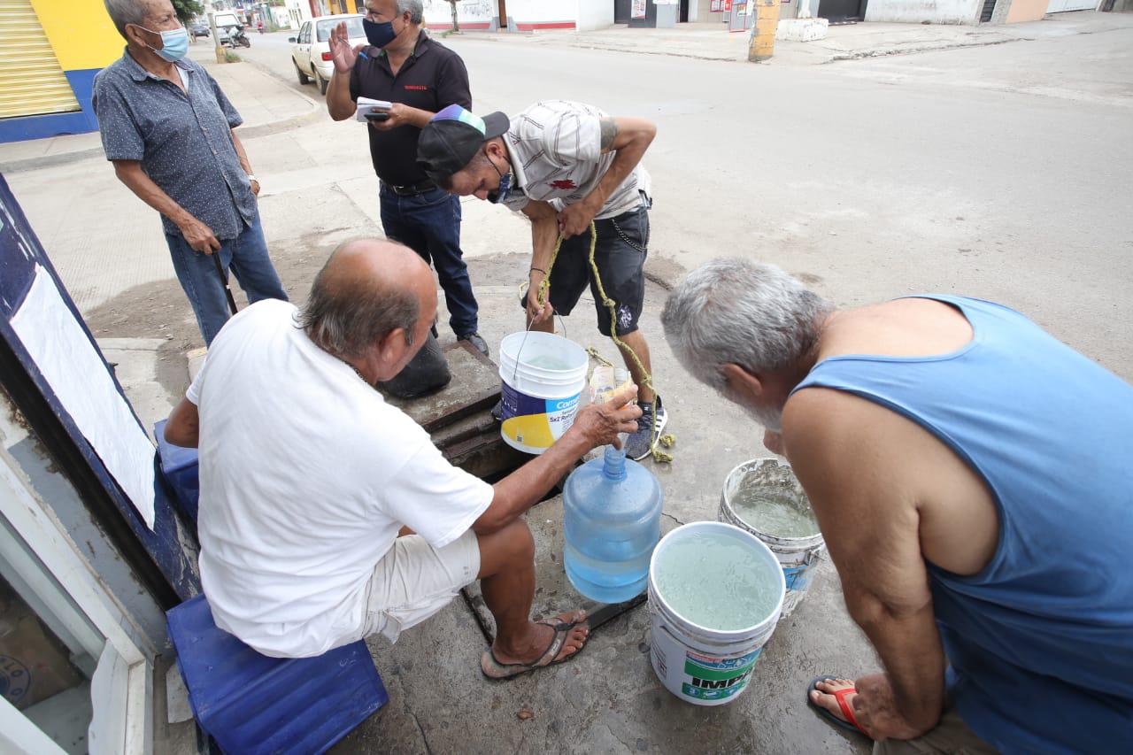 $!‘Cuando no hay agua, abrimos para que la gente se beneficie’, dicen vecinos en Mazatlán sobre registros de Telmex