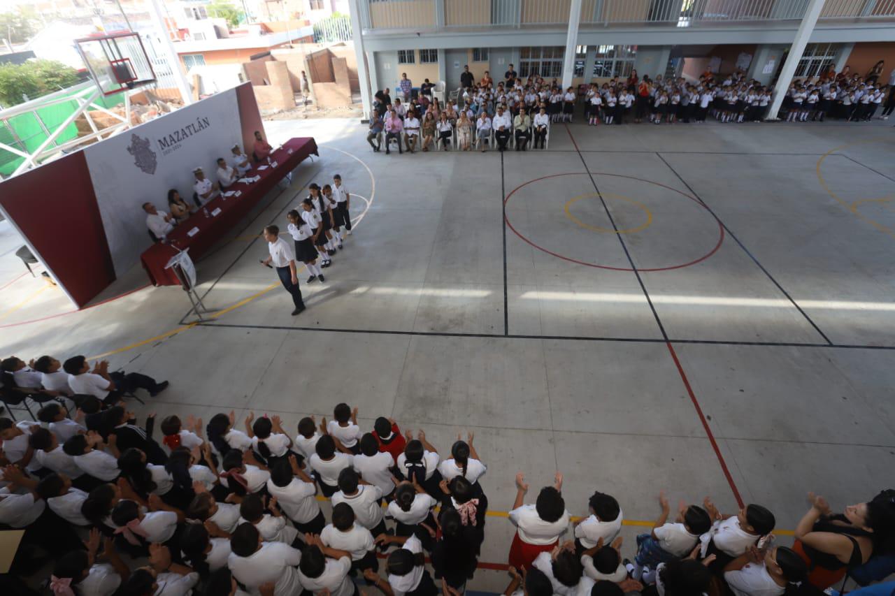 $!Celebran Lunes Cívico en primaria de Villa Unión en medio de reconstrucción