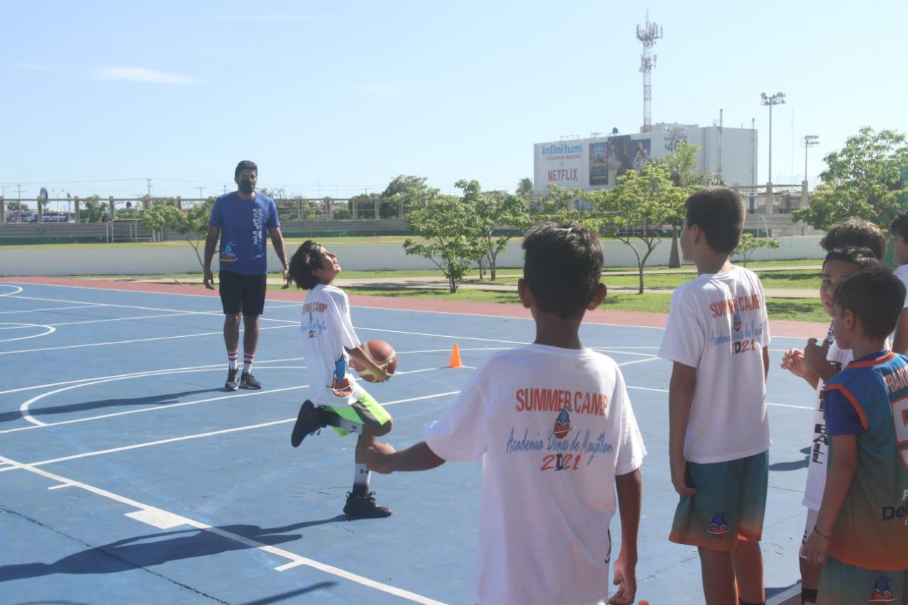 $!Aprenden las técnicas del baloncesto en el Campamento de Verano Academia Delfines