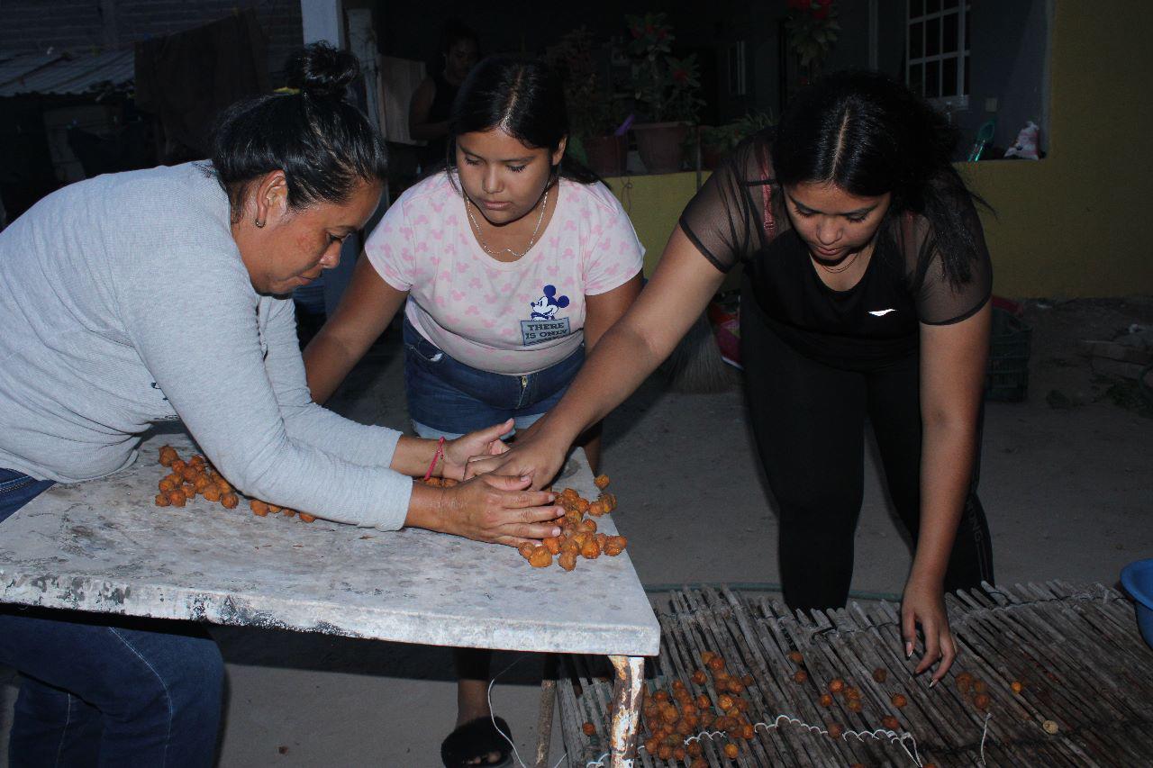 $!Conecta familia con don Mucio al trabajar en huerto de ciruelas