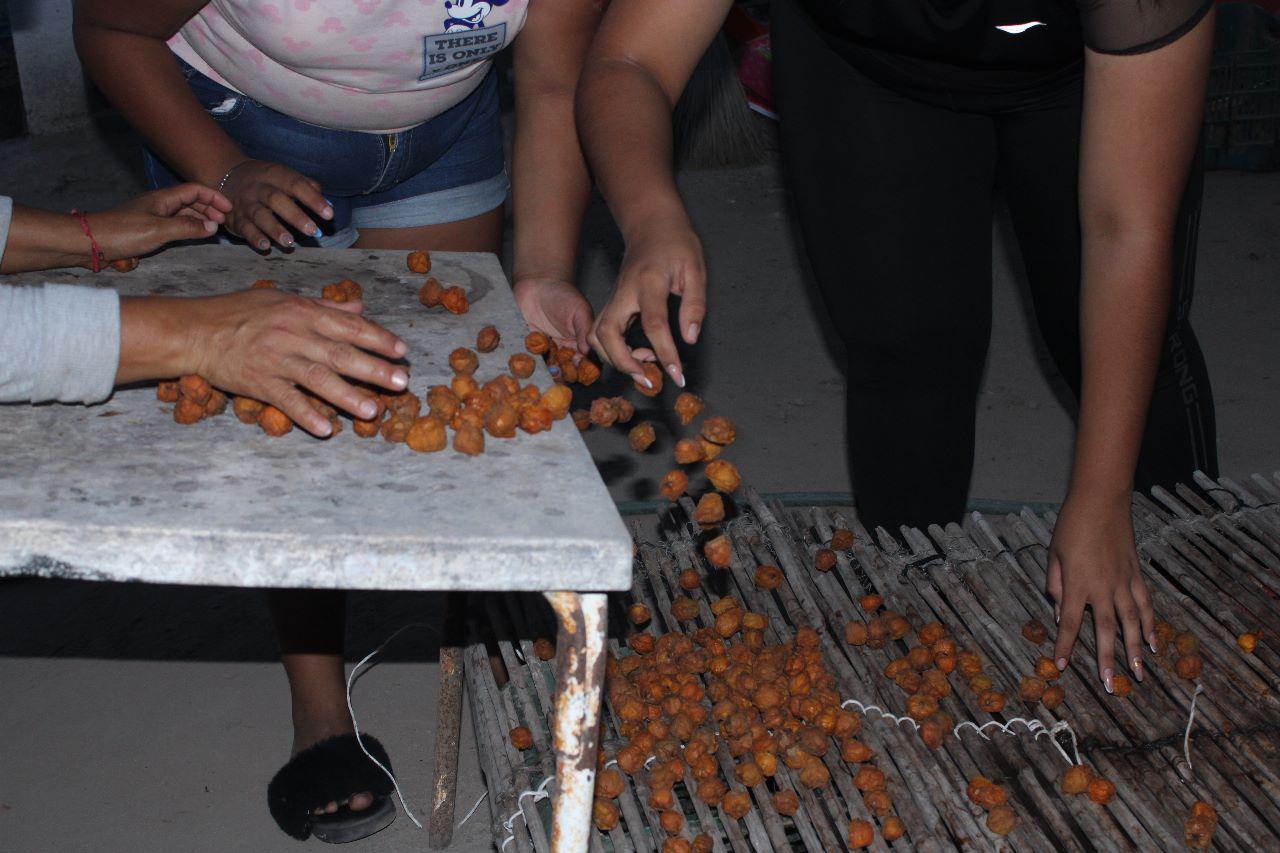 $!Conecta familia con don Mucio al trabajar en huerto de ciruelas