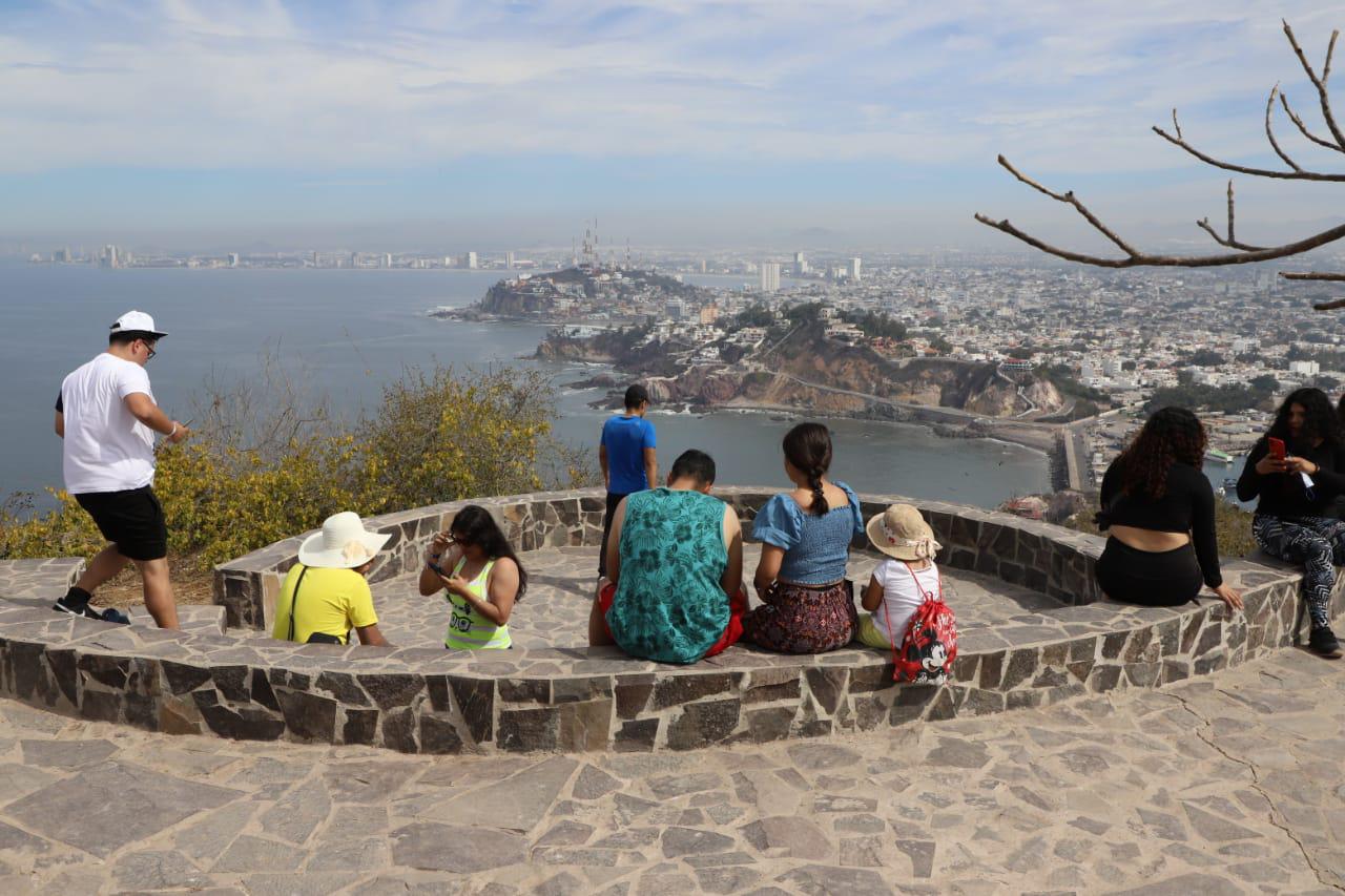 $!Dan mantenimiento al mirador de cristal del faro de Mazatlán