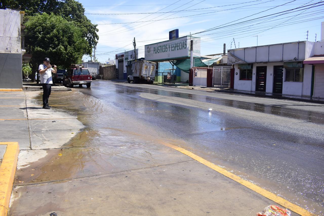 $!Mega fuga de agua cierra circulación en calle Juan Aldama, en Culiacán, en plenas elecciones